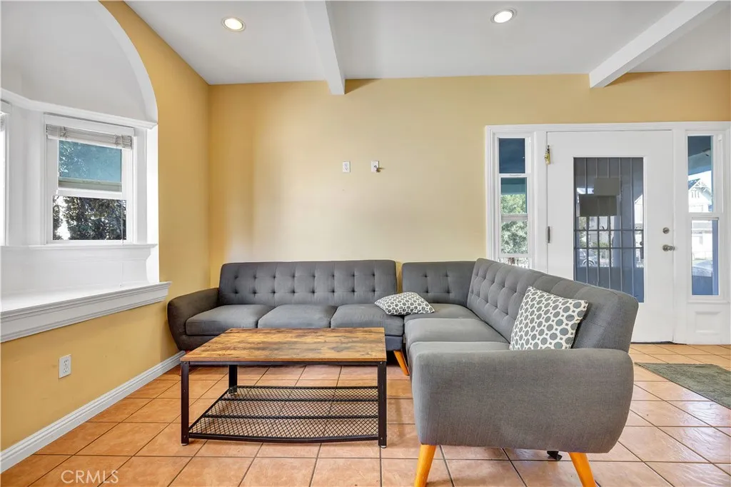 2641 S Catalina Street, Los Angeles, California 90007 home-pic-5