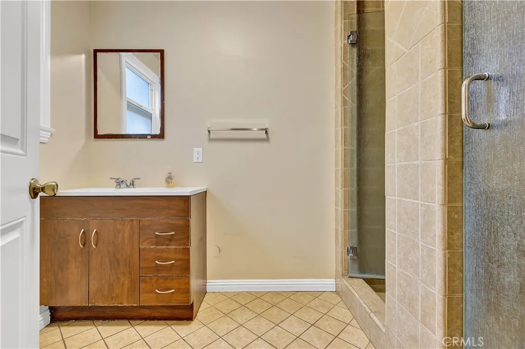 2641 S Catalina Street, Los Angeles, California 90007 home-pic-13