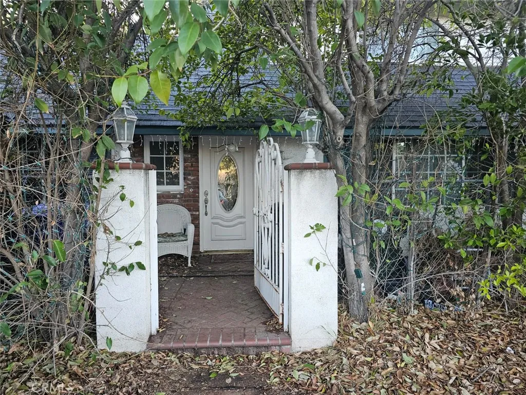 25219 Vermont Dr., Newhall, California 91321 home-pic-1