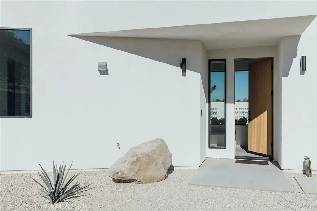 57885 Sierra Vista, Yucca Valley, California 92284 home-pic-2
