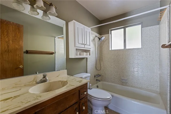 Upper Level Full Bathroom