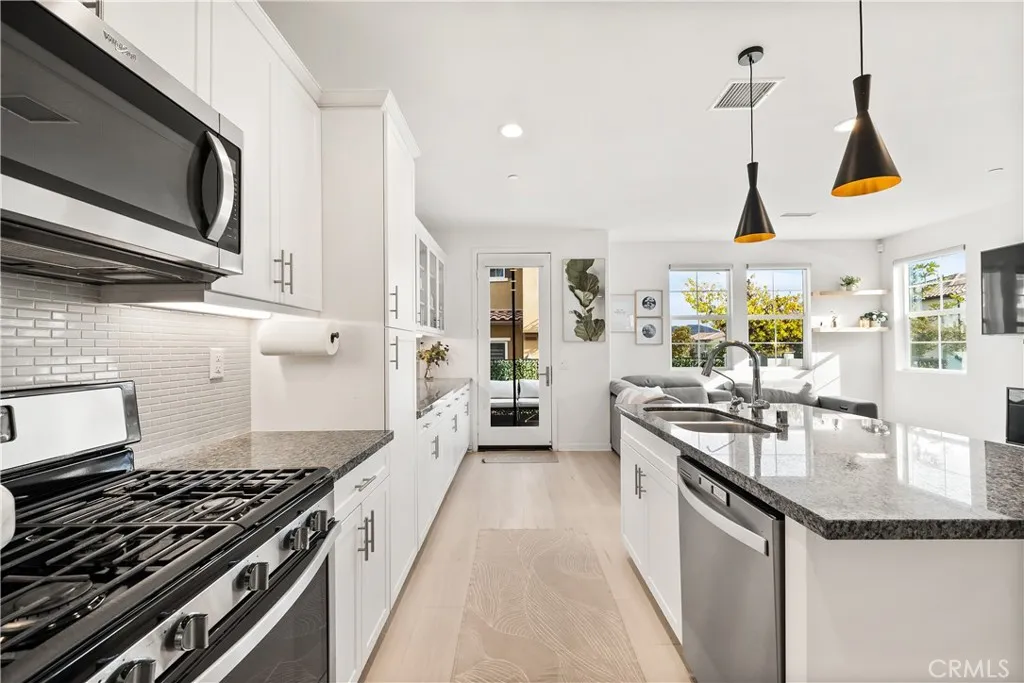 28687 Jardineras, Valencia, California 91354 home-pic-5