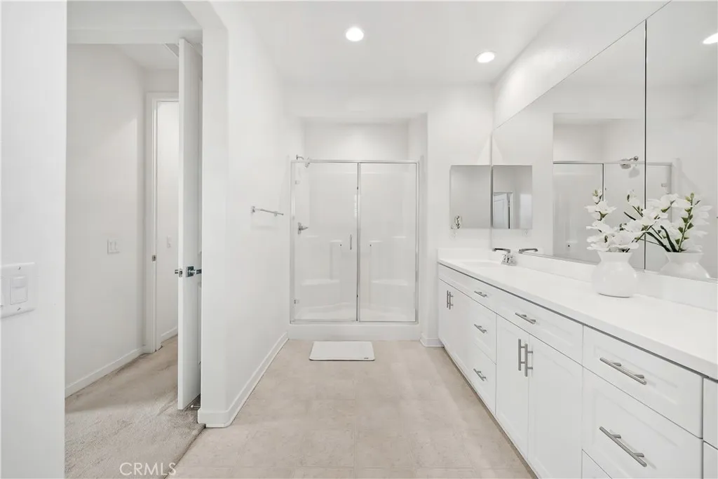 28687 Jardineras, Valencia, California 91354 home-pic-18