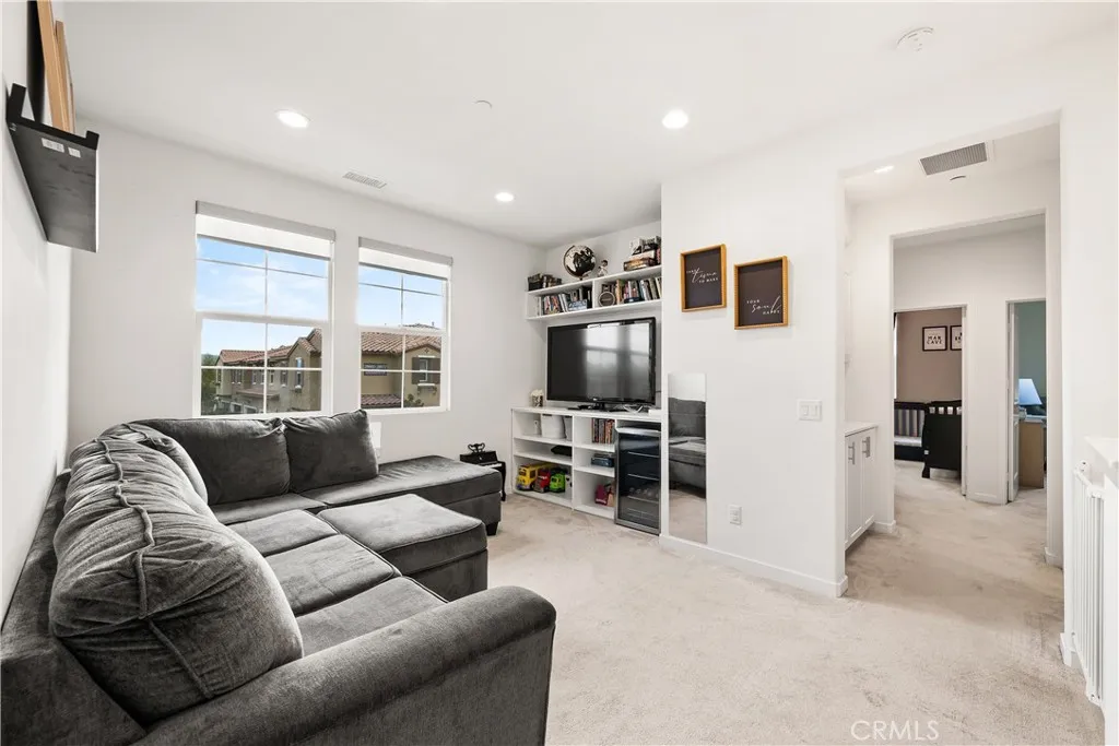 28687 Jardineras, Valencia, California 91354 home-pic-14