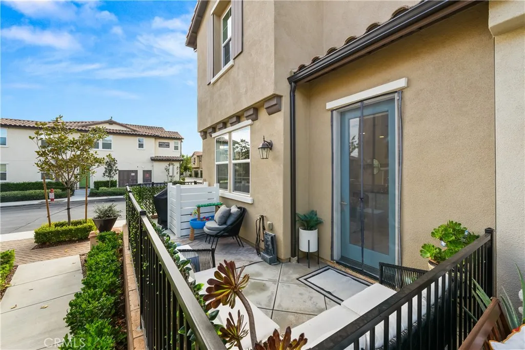 28687 Jardineras, Valencia, California 91354 home-pic-20