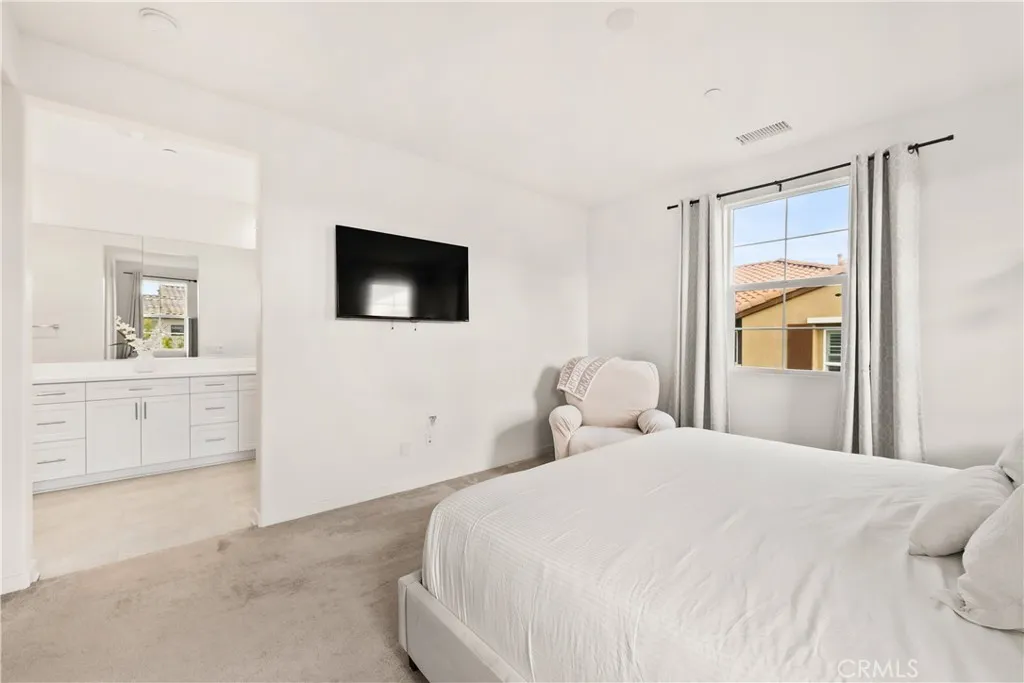 28687 Jardineras, Valencia, California 91354 home-pic-17