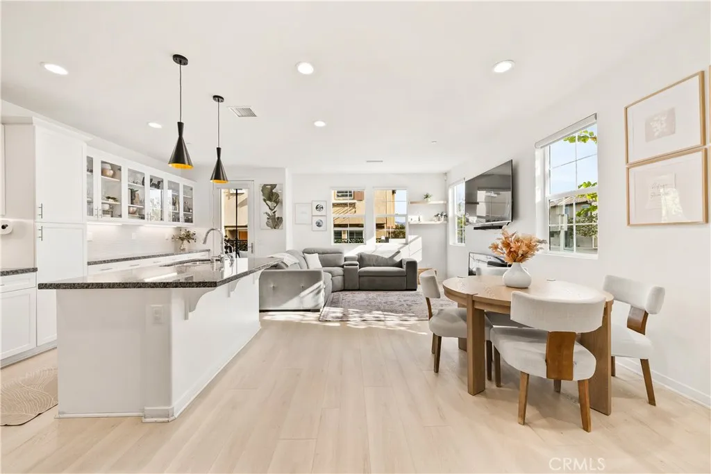 28687 Jardineras, Valencia, California 91354 home-pic-2