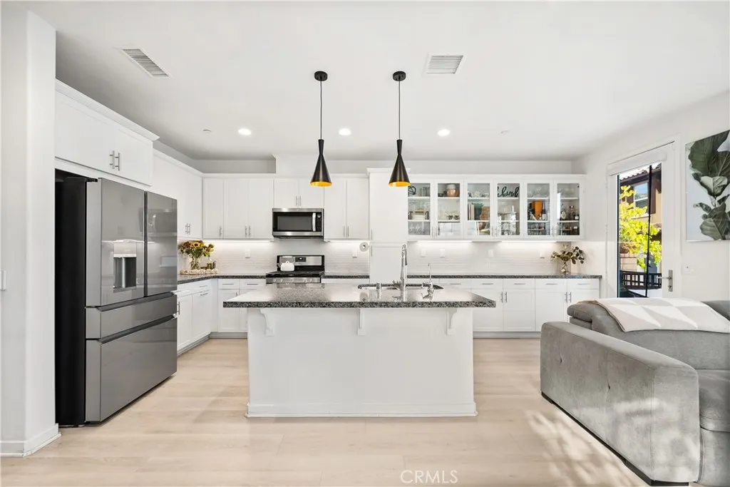 28687 Jardineras, Valencia, California 91354 home-pic-3