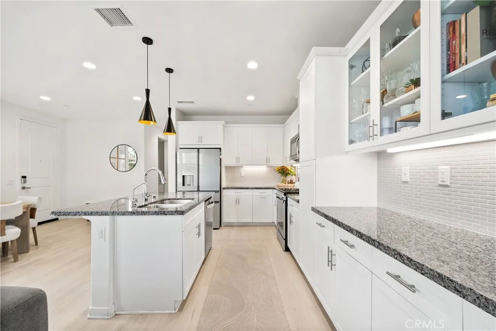 28687 Jardineras, Valencia, California 91354 home-pic-4
