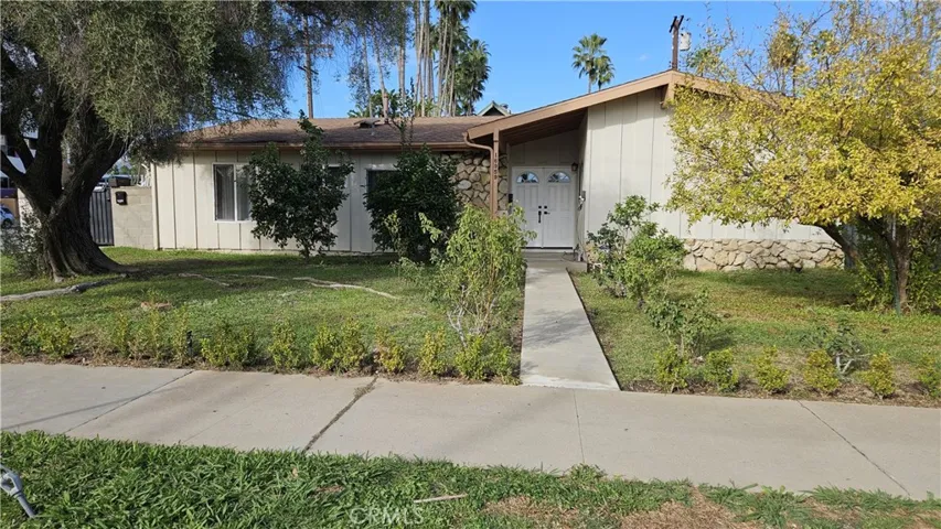 Main property door w/Supra keys location