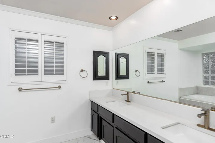 30_master_bathroom_2
