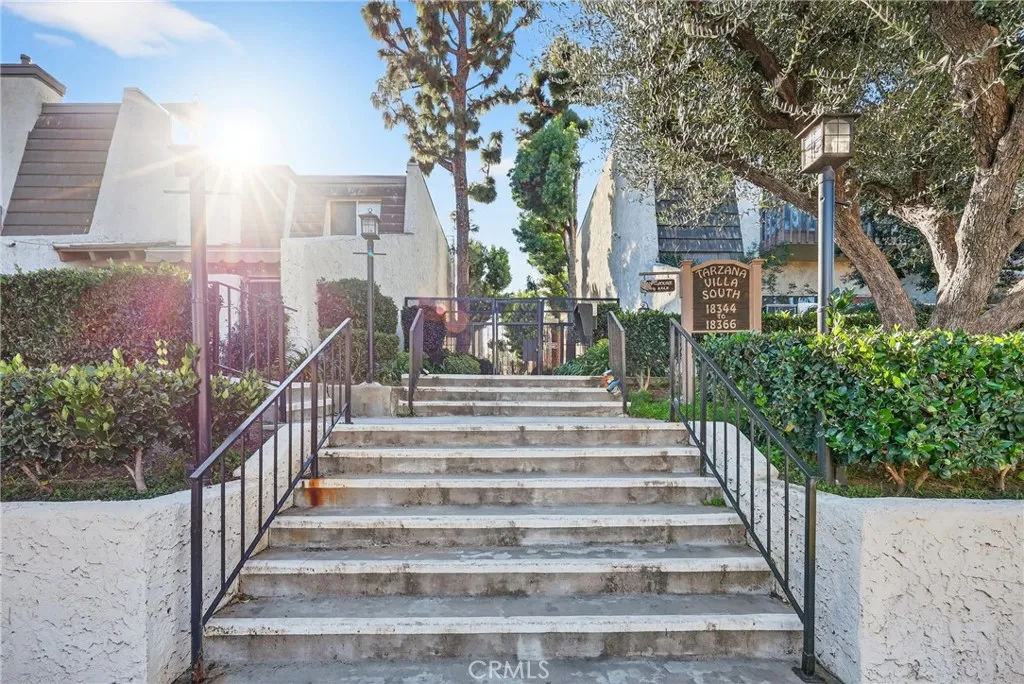 18360 Collins Street E, Tarzana, California 91356 home-pic-1