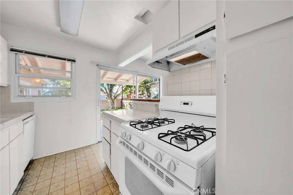 8843 De Haviland, Los Angeles, California 90045 home-pic-14