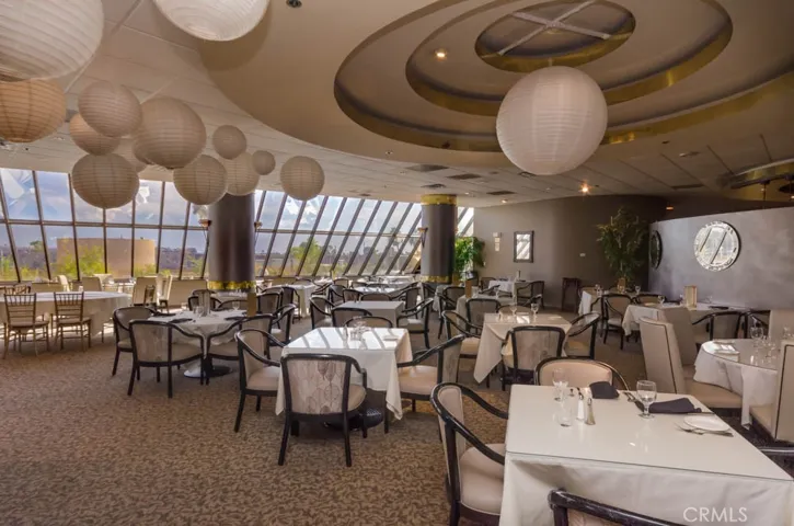 Gorgeouse onsite restaurant.