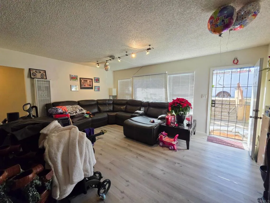 819 821 Raven Street, San Diego, California 92102 home-pic-2