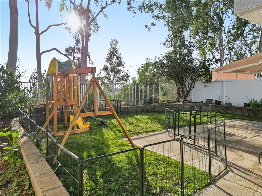 17586 Mountain Court, Riverside, California 92503 home-pic-26