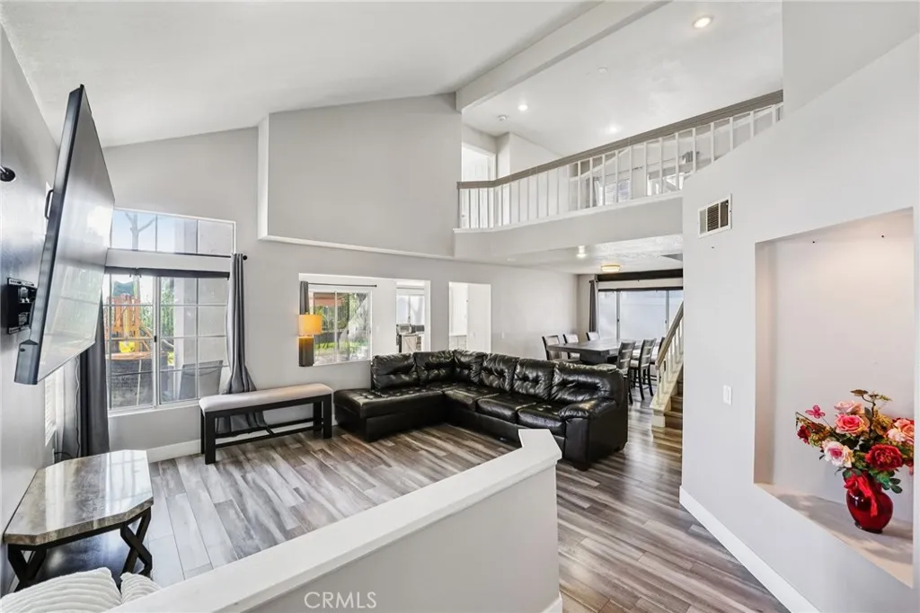 17586 Mountain Court, Riverside, California 92503 home-pic-3