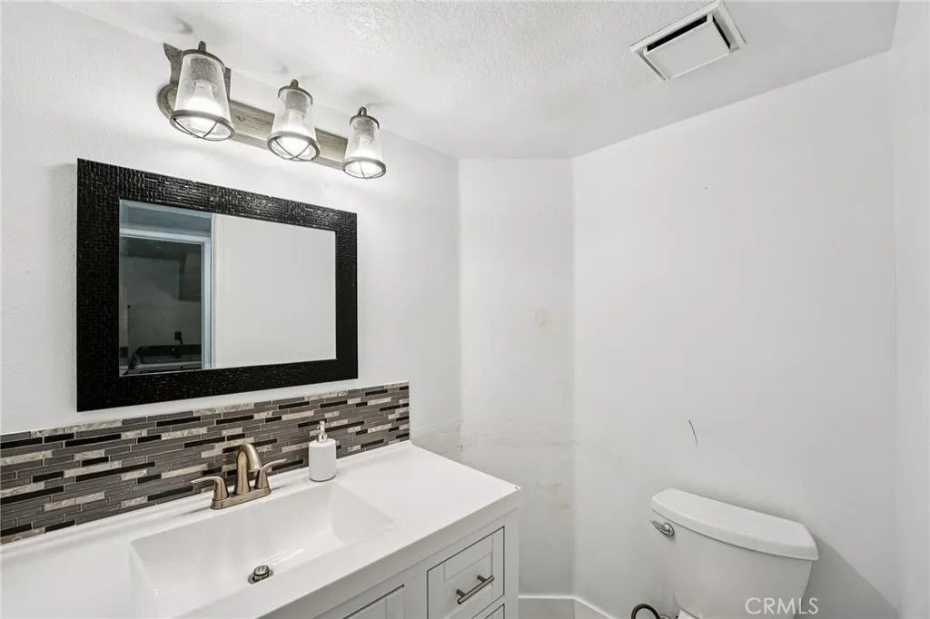 17586 Mountain Court, Riverside, California 92503 home-pic-11