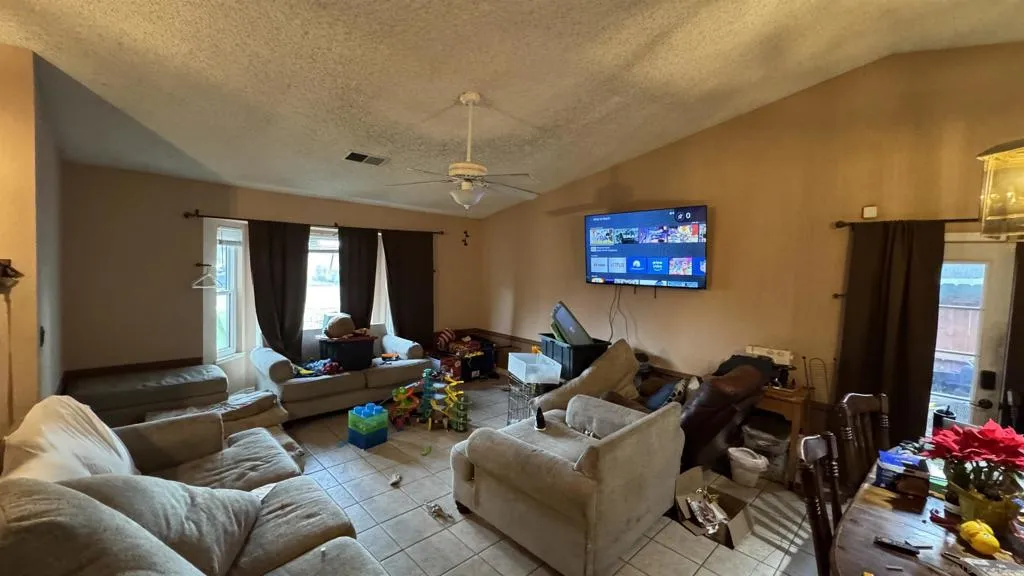 3642 W Redlands Ave, Fresno, California 93722 home-pic-5
