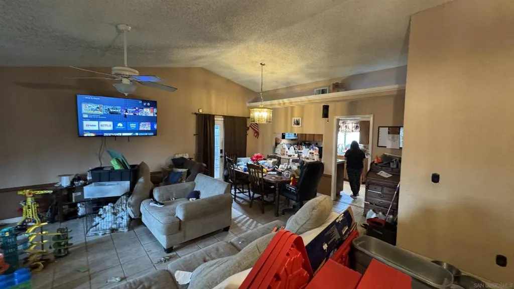 3642 W Redlands Ave, Fresno, California 93722 home-pic-3