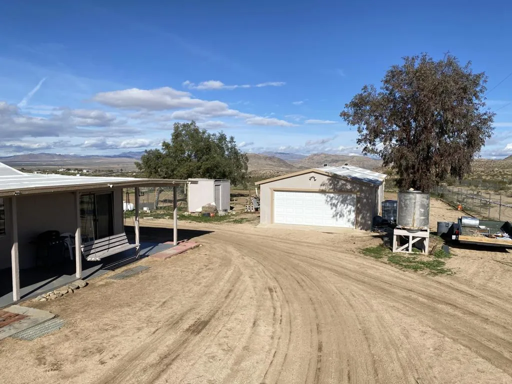 52020 Joshua Tree Road, Johnson Valley, California 92285 home-pic-12