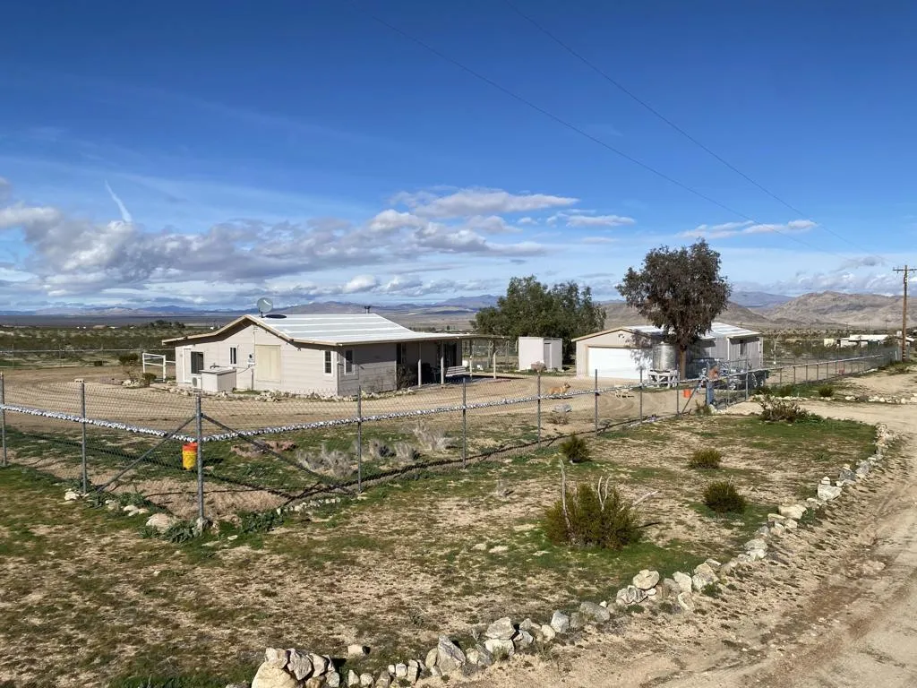 52020 Joshua Tree Road, Johnson Valley, California 92285 home-pic-1