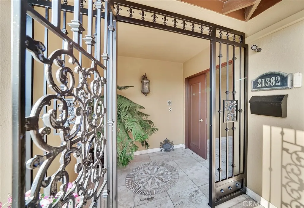 21382 Lemontree, Huntington Beach, California 92646 home-pic-2