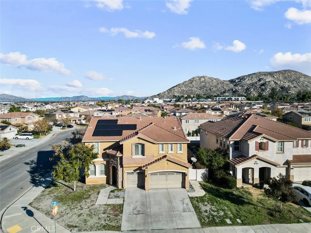 820 Volande Court, Perris, California 92571 home-pic-2