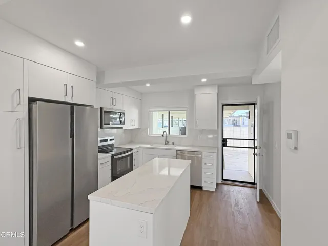 21 - Kitchen zoom