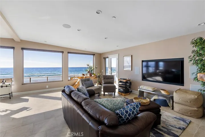 Living room and views looking towards Cayucos Pier.