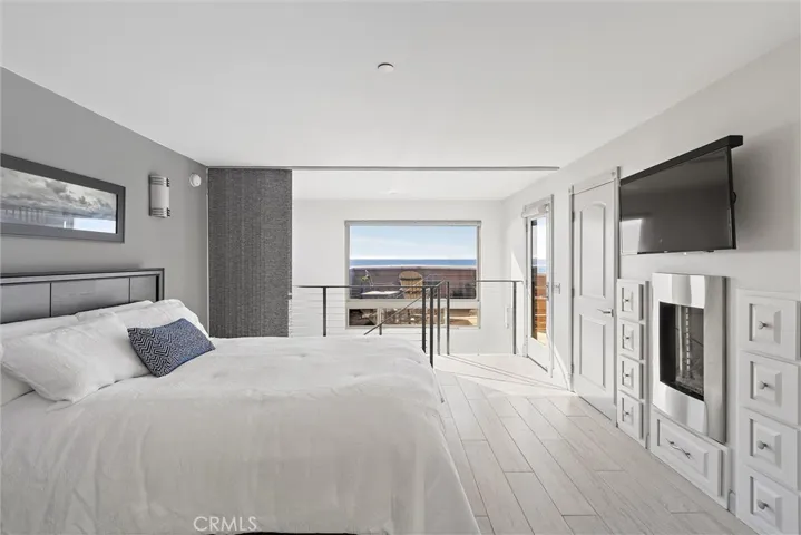 Upper level primary suite