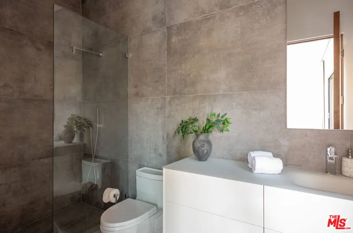 1632 Stradella Road, Los Angeles, California 90077
