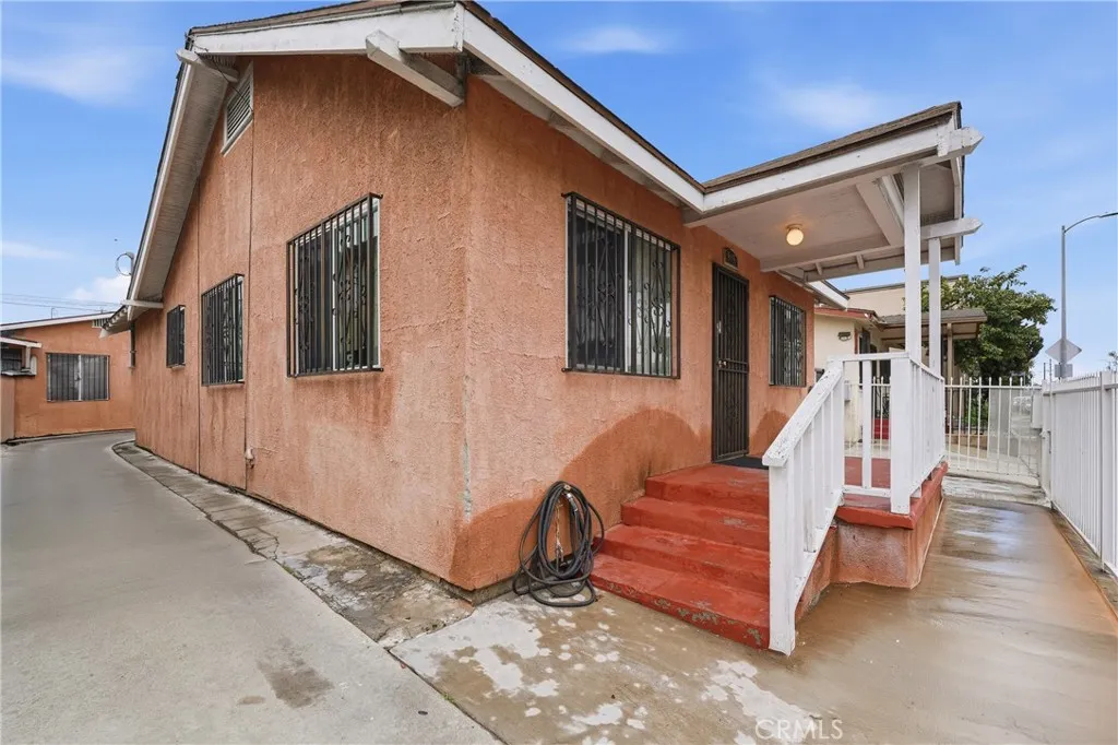 915 W Gage, Los Angeles, California 90044 home-pic-1