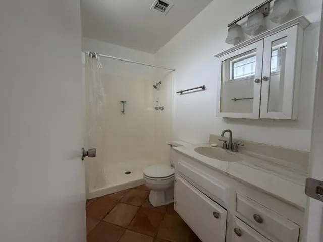 En-suite to Bedroom #1