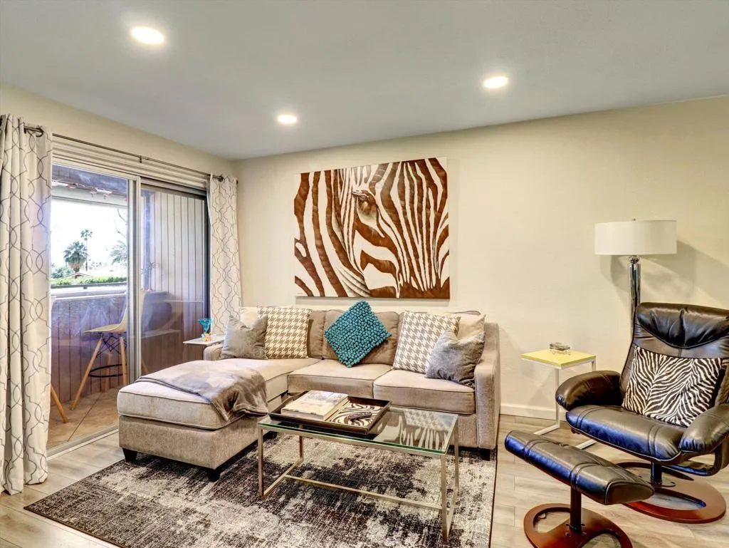 470 N Villa Court 208, Palm Springs, California 92262 home-pic-6