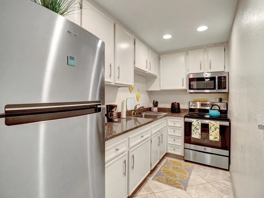 470 N Villa Court 208, Palm Springs, California 92262 home-pic-10