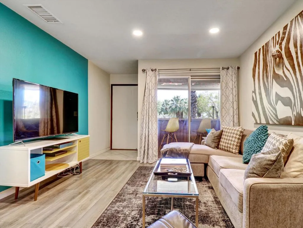 470 N Villa Court 208, Palm Springs, California 92262 home-pic-7