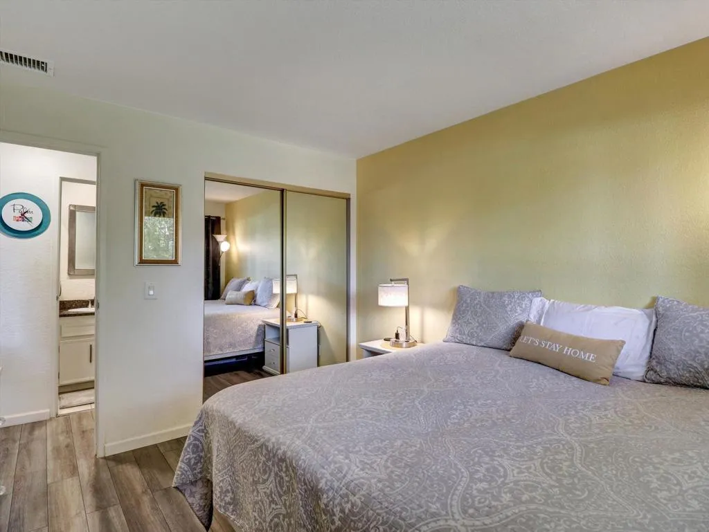 470 N Villa Court 208, Palm Springs, California 92262 home-pic-21