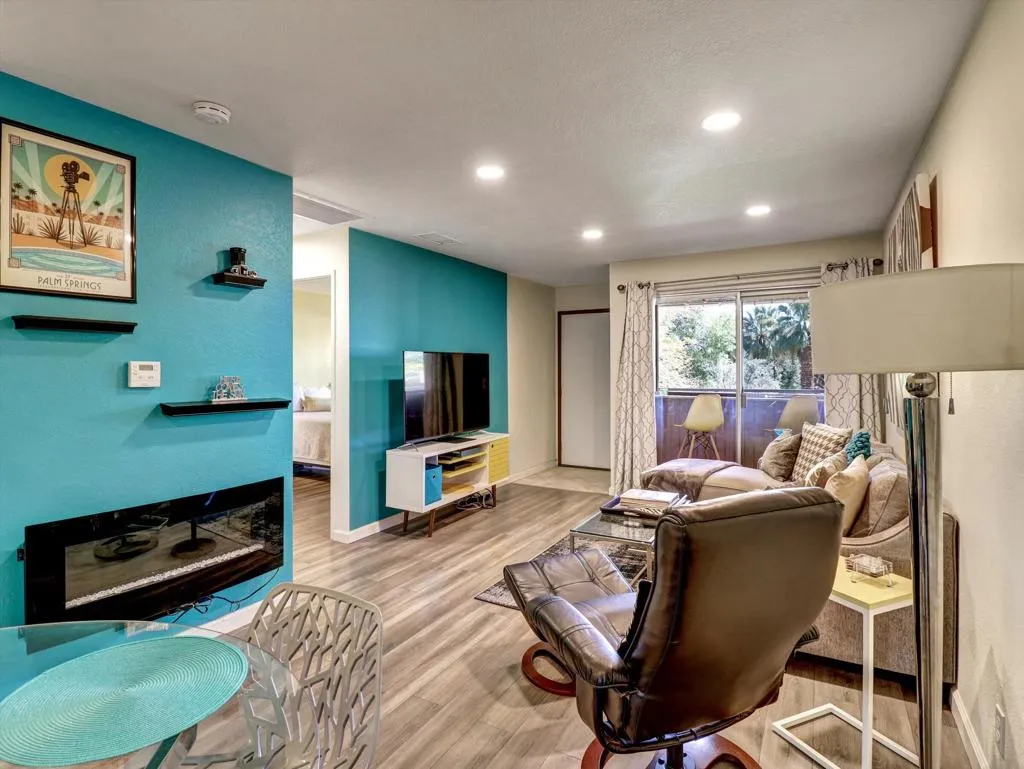 470 N Villa Court 208, Palm Springs, California 92262 home-pic-1