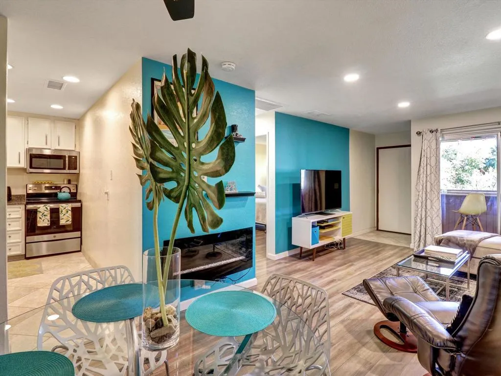 470 N Villa Court 208, Palm Springs, California 92262 home-pic-9