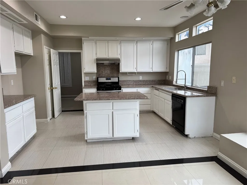 28261 Cornus Court, Highland, California 92346 home-pic-8