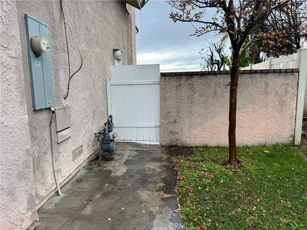 28261 Cornus Court, Highland, California 92346 home-pic-2