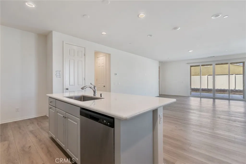 6135 W Avenue J9, Lancaster, California 93536 home-pic-16