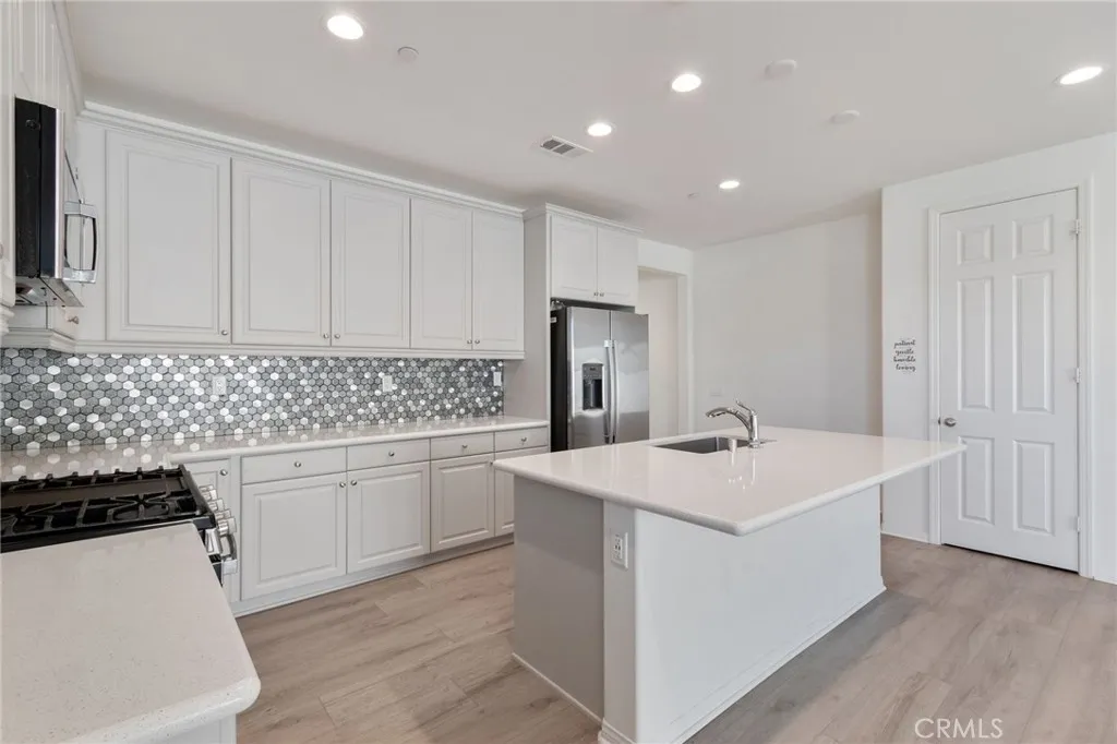 6135 W Avenue J9, Lancaster, California 93536 home-pic-14