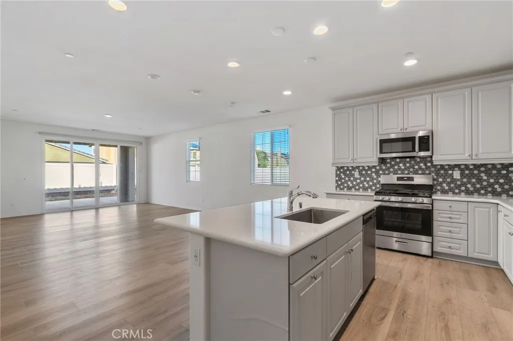 6135 W Avenue J9, Lancaster, California 93536 home-pic-28