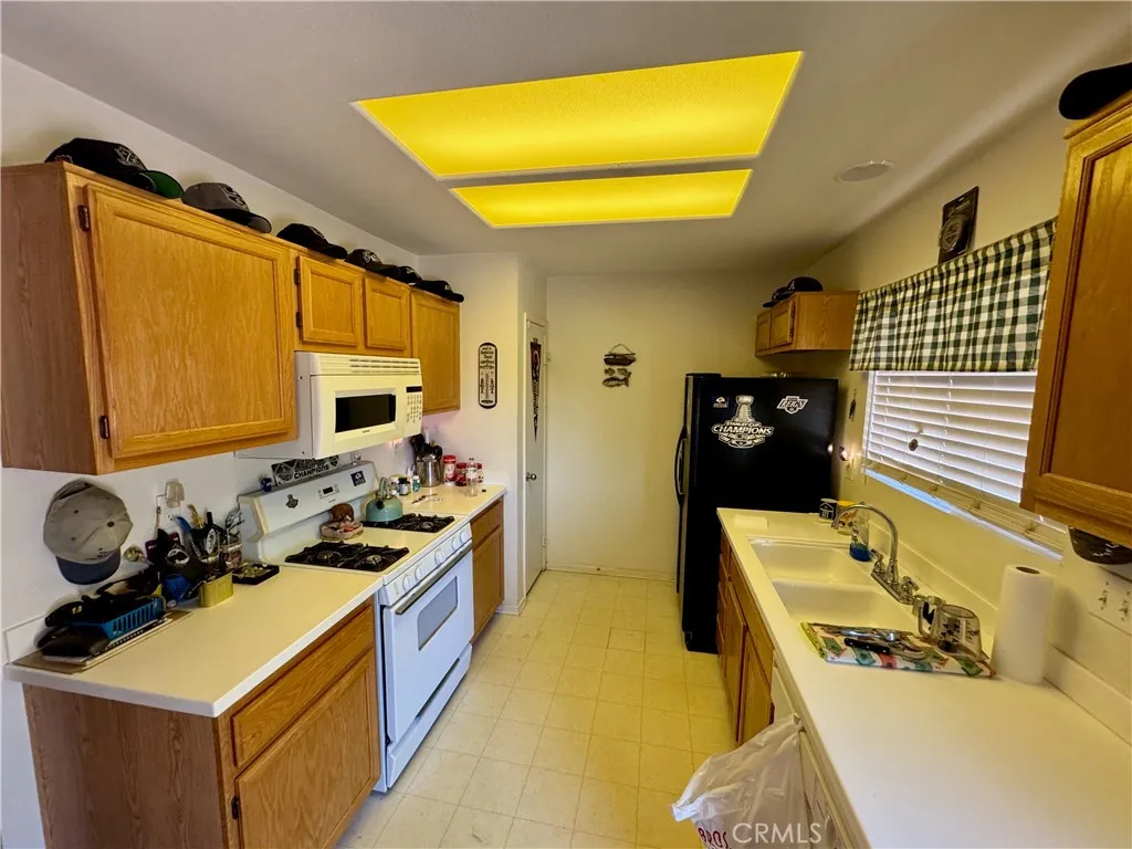 15747 Ox Hill Court, Adelanto, California 92301 home-pic-3