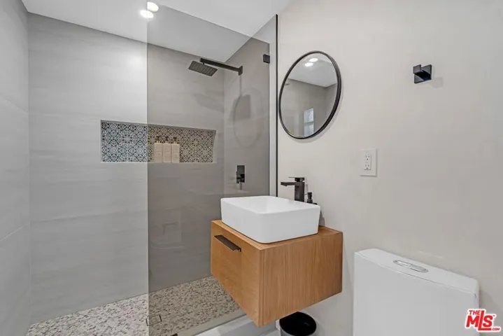 Full bathroom next to Living r