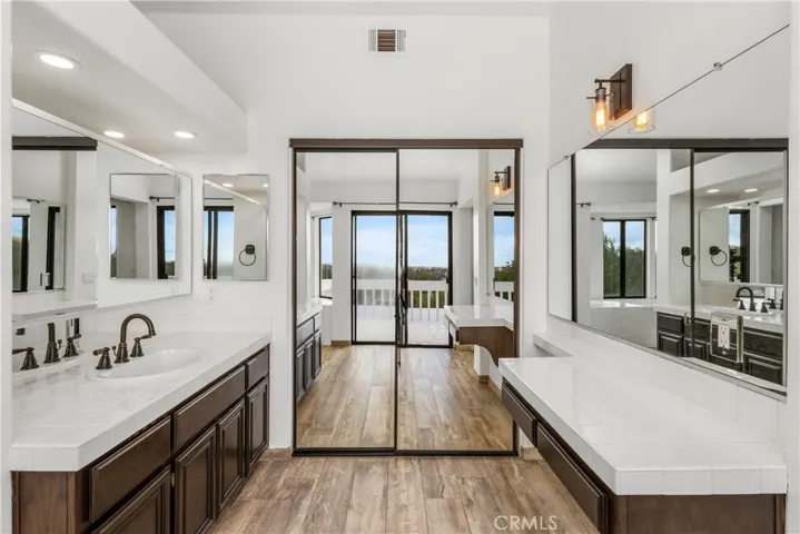 PRIMARY SHITE BATH WITH TWO VANATIES