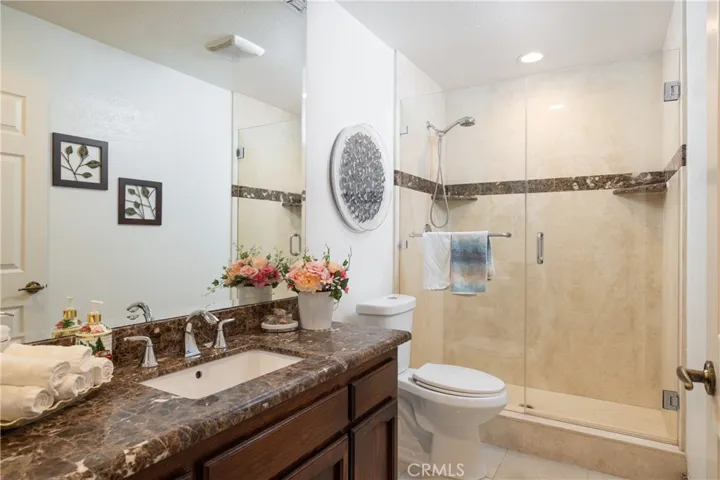 Main floor full bathroom