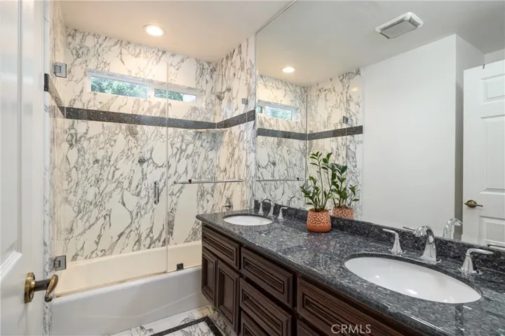 Upstairs en-suite secondary bathroom